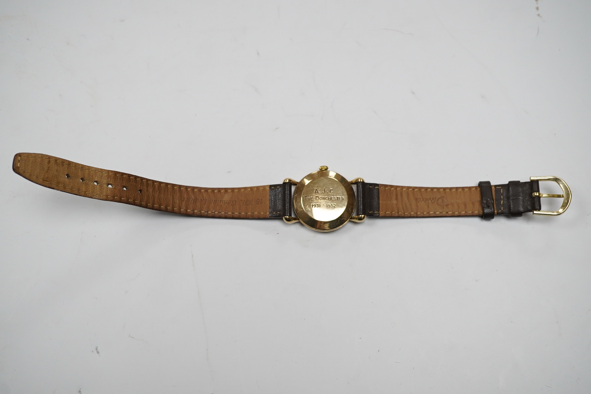 A gentleman's 9ct Uno manual wind wrist watch, with Arabic and dot numerals, with subsidiary seconds, case diameter 29mm, on a leather strap. Condition - poor.